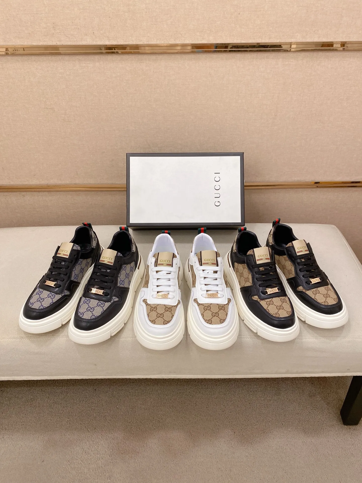 Men's shoes💰 400💰The new GUCCI (Gucci) counters are launched simultaneously. The new men's shoes, 😘fabrics are selected from imported cowhide, and the lining is sheepskin lining. 👍🏿 High-end ☄️ air-cushion molded anti-slip rubber outsole, exquisite lines, simple and elegant, comfortable and high-end for leisure travel. Code number: 38 to 44 (45 can be customized and cannot be returned or exchanged)